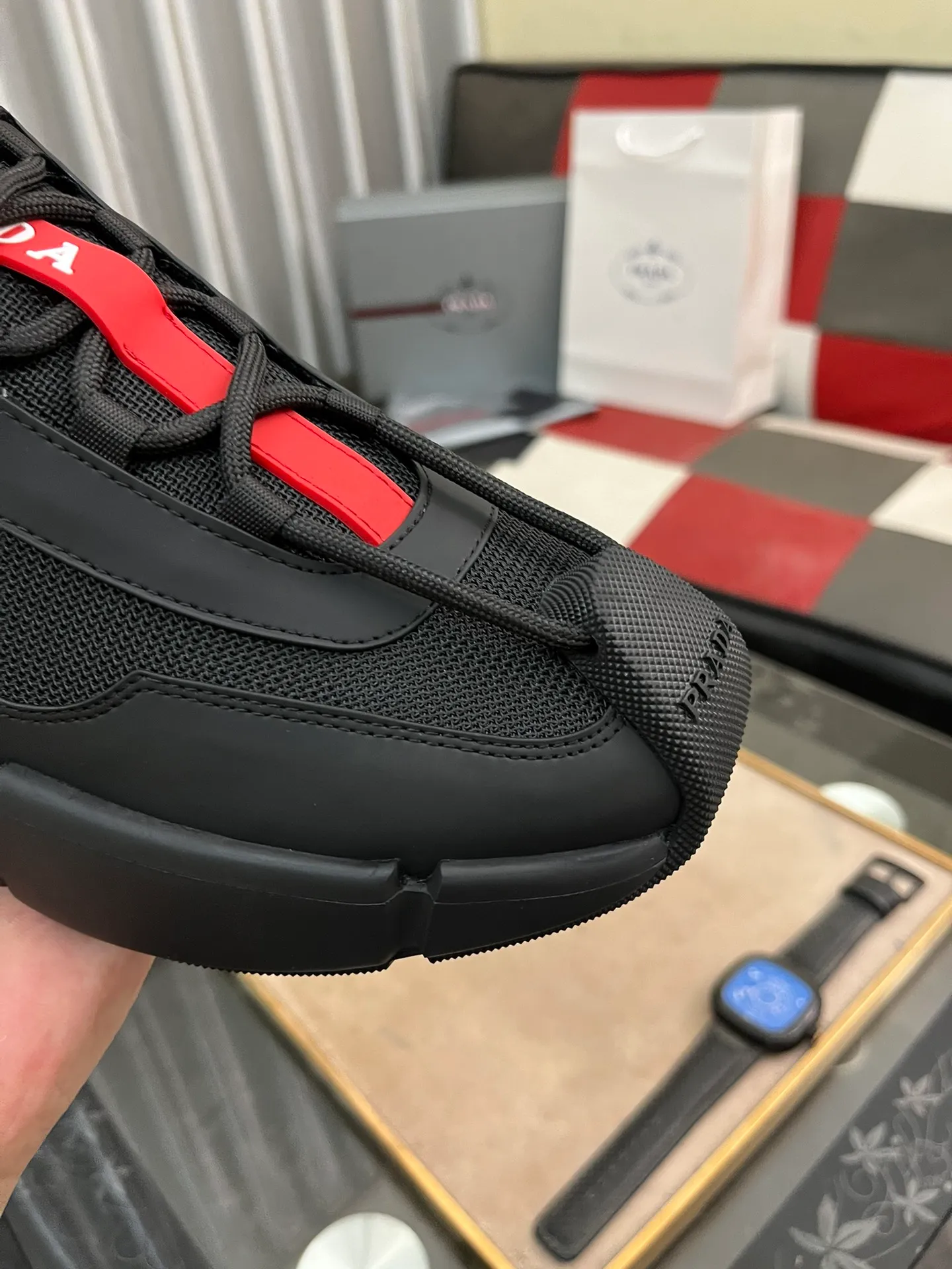 Men's shoes 💰540⌚️⌚️ PRADA/Prada men's lace-up casual sports shoes, the upper is made of cowhide leather and breathable mesh. It is soft, comfortable and breathable. The tongue is decorated with the PRADA brand letter logo. The thick rubber sole echoes the red label tongue. The style is fashionable and elegant. The details are carefully crafted. A super fashionable casual sports shoe with excellent breathability!  Size: 38-443️⃣Colors available